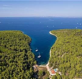 6 Bedroom villa with infinity pool set in a stunning bay near Hvar town on Hvar Island sleeps 10-12